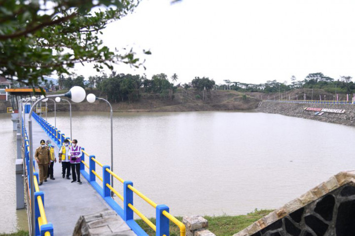 Presiden mengatakan, bendungan ini juga bisa meningkatkan produksi pertanian di Banten. Kapasitas air 9,3 juta meter kubik bisa mengaliri irigasi ke 1.280 hektare sawah yang ada di Serang dan sekitarnya.