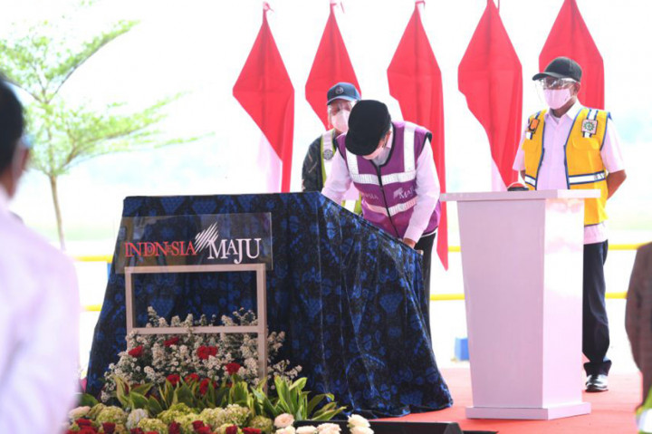 Peresmian bendungan dengan kemampuan suplai air baku 800 liter per detik ini ditandai dengan penandatanganan prasasti bendungan. 