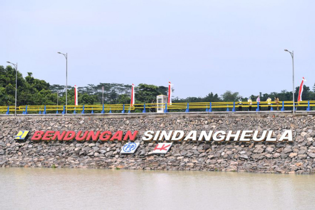 Selain itu, kawasan industri di Serang, Kota Serang dan Kota Cilegon bisa memanfaatkan air baku dari bendungan ini hingga 080 meter kubik per detik. Saat ini separuhnya yaitu 0,40 meter kubik sudah dimanfaatkan oleh Provinsi Banten.