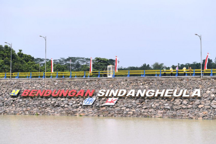 Selain itu, kawasan industri di Serang, Kota Serang dan Kota Cilegon bisa memanfaatkan air baku dari bendungan ini hingga 080 meter kubik per detik. Saat ini separuhnya yaitu 0,40 meter kubik sudah dimanfaatkan oleh Provinsi Banten.