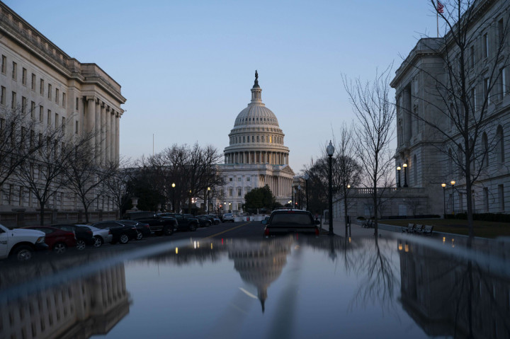 Keamanan Gedung Capitol diperketat dan ditingkatkan sebagai tanggapan atas ancaman serangan dari pendukung Donald Trump.