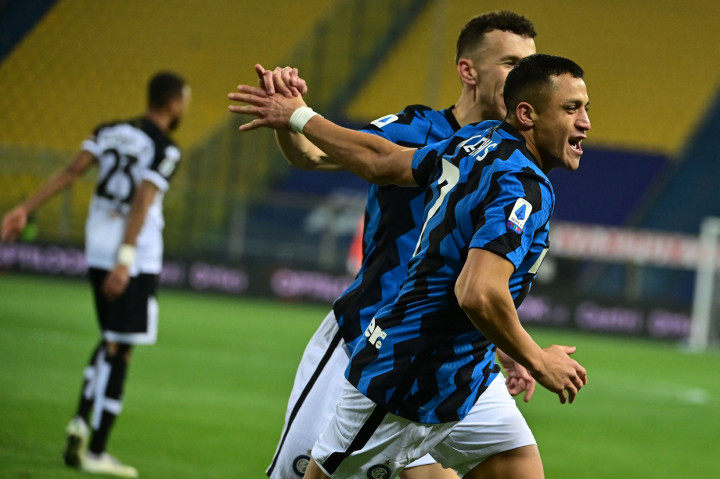 Alexis Sanchez melakukan selebrasi usai mencetak gol ke gawang Parma.