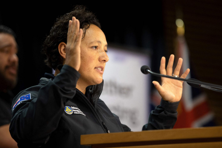 Setelah sempat merilis peringatan tsunami untuk sebagian besar wilayah North Island dan memerintah semua warga dievakuasi, Badan Penanggulangan Darurat Nasional (NEMA) mengumumkan level ancaman tsunami telah diturunkan karena gelombang-gelombang terbesar telah lewat.