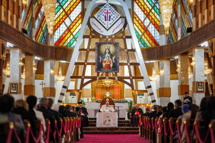 Paus Fransiskus juga bertemu dengan para pejabat pemerintah dan ulama di ibu kota Baghdad. Daftar kunjungannya termasuk ke gereja Sayidat Al Nejat atau Our Lady of Salvation, di mana serangan teror menewaskan puluhan orang pada 2010.