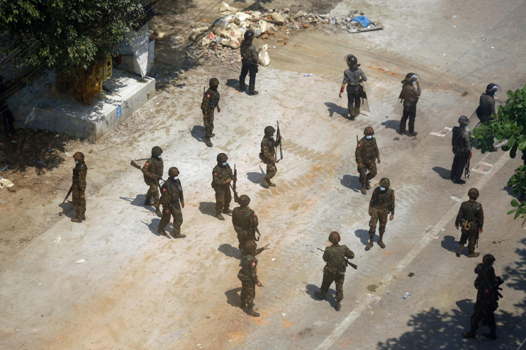 Tentara dan polisi berkumpul di jalan ketika pengunjuk rasa mengadakan demonstrasi menentang kudeta militer di Yangon.