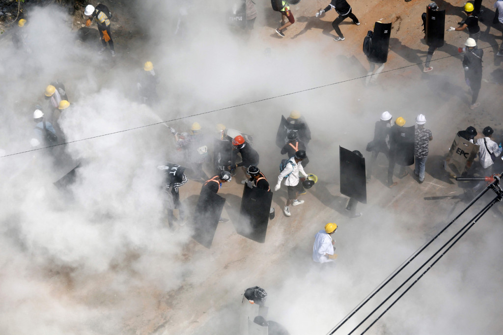 Dikutip dari pernyataan PBB, lebih dari 1.700 orang telah ditangkap termasuk 29 wartawan. Puluhan orang telah tewas sejak kudeta militer 1 Februari lalu.