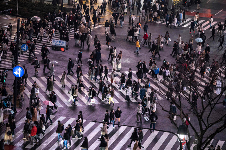 Orang-orang menyeberang jalan di daerah Shibuya di Tokyo pada 5 Maret 2021, ketika para pejabat memperpanjang keadaan darurat virus Corona Covid-19 selama dua minggu.