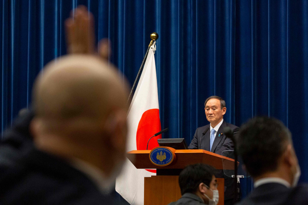 Berbicara kepada wartawan seusai pertemuan dengan satgas Covid-19 pemerintah, Suga mengatakan keadaan darurat itu akan diperpanjang hingga 21 Maret untuk Tokyo dan tiga prefektur di sekitarnya. Keadaan darurat seharusnya berakhir pada hari Minggu mendatang.