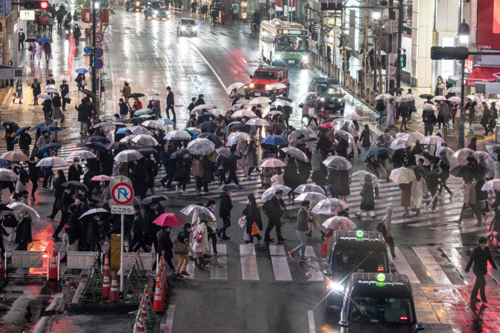 Keadaan darurat yang tidak mengikat itu meminta restoran-restoran, bar dan bisnis-bisnis lainnya untuk dengan sukarela tutup pada pukul 8 malam. Jepang belum pernah mewajibkan lockdown tetapi berhasil menjaga jumlah kasus relatif rendah dengan menerapkan social distancing dan langkah-langkah sukarela lainnya.