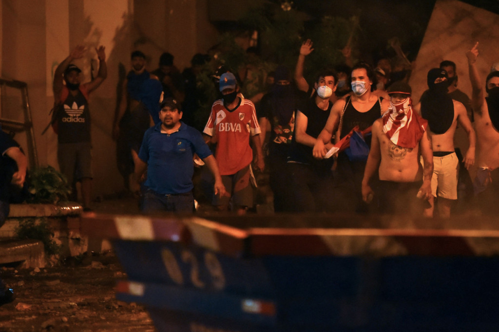 Para demonstran yang marah atas penanganan pemerintah Paraguay terhadap krisis virus korona (Covid-19), bentrok dengan polisi.