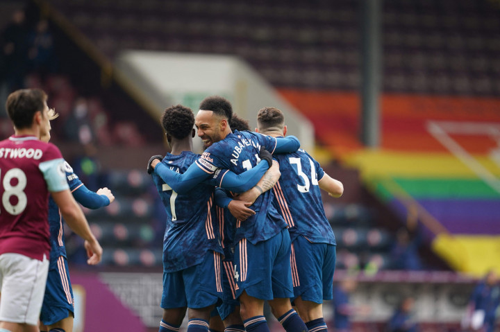 Pierre-Emerick Aubameyang melakukan selebrasi usai mencetak gol ke gawang Burnley.