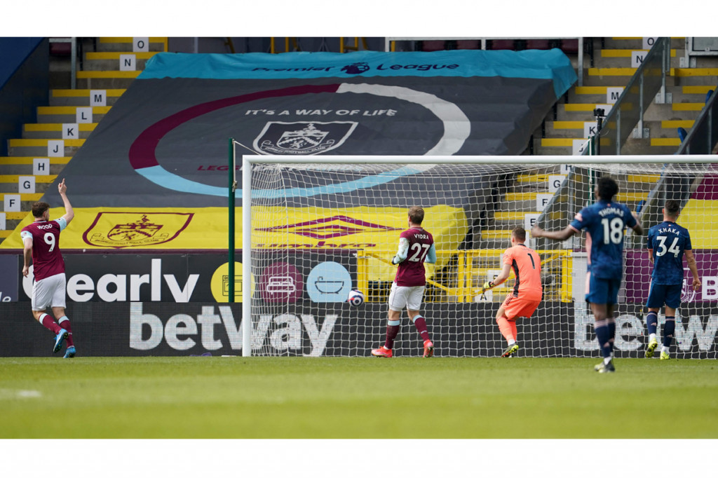 Burnley menyamakan skor jelang turun minum lewat Chris Wood.