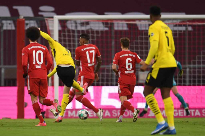 Die Roten dikejutkan oleh Dortmund yang mencuri keunggulan hanya dua menit setelah laga dimulai lewat Rrling Haaland yang melepaskan tembakan yang sempat membentur Jerome Boateng sehingga laju bola tak terjangkau kiper Manuel Neuer.