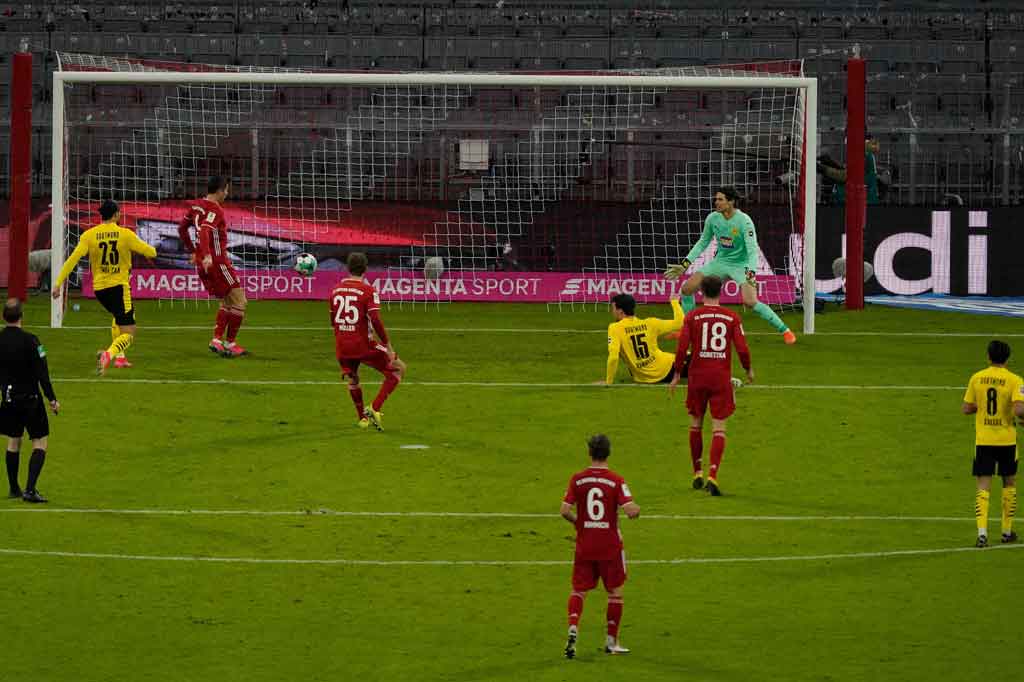 Tertinggal dua gol dalam sembilan menit pertama tak membuat tim besutan Hansi Flick patah arang untuk perlahan membombardir pertahanan tamunya. Kerja keras Bayern akhirnya membuahkan hasil pada menit ke-26 ketika Lewandowsi dengan mudah mencetak gol menyelesaikan umpan tarik Sane untuk memperkecil ketertinggalan 1-2.