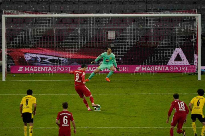 Semenit menjelang turun minum, Bayern menyamakan kedudukan melalui eksekusi penalti Lewandowski setelah Kingsley Coman dijatuhkan Mahmoud Dahoud di dalam area terlarang.