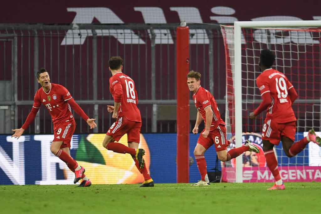Pada akhir waktu normal Lewandowski menuntaskan hattrick sekaligus mengunci kemenangan Bayern menjadi 4-2 lewat tembakannya yang gagal dijangkau kiper Marwin Hitz.