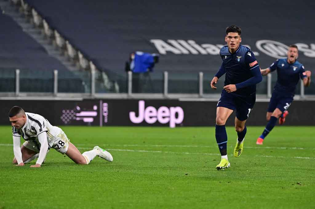 Lazio berusaha mencuri keunggulan pada awal-awal laga dan mampu meraihnya pada menit ke-14 setelah memanfaatkan kesalahan umpan Dejan Kulusevski yang direbut Joaquin Correa. Correa kemudian melewati Merih Demiral dan menyelesaikannya dengan sepakan terukur untuk menaklukkan kiper Wojciech Szczesny.