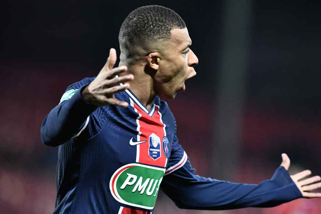 Kylian Mbappe membawa tim tamu unggul pada menit kesembilan lewat tendangan keras kaki kiri ke sudut atas gawang lawan dari tepi area penalti.