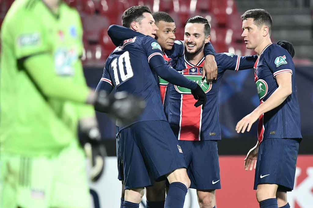 Pablo Sarabia menggandakan kedudukan sebelum jeda setelah menyambut umpan silang Julian Draxler. Skor 2-0 bertahan hingga jeda.