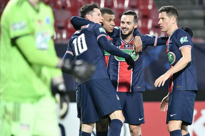 Pablo Sarabia menggandakan kedudukan sebelum jeda setelah menyambut umpan silang Julian Draxler. Skor 2-0 bertahan hingga jeda.