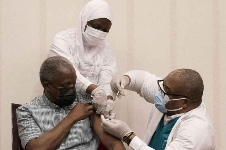 Selain Buhari, Wapres Nigeria Yemi Osinbajo juga menjalani suntik vaksinasi covid-19 AstraZeneca di tempat yang sama.