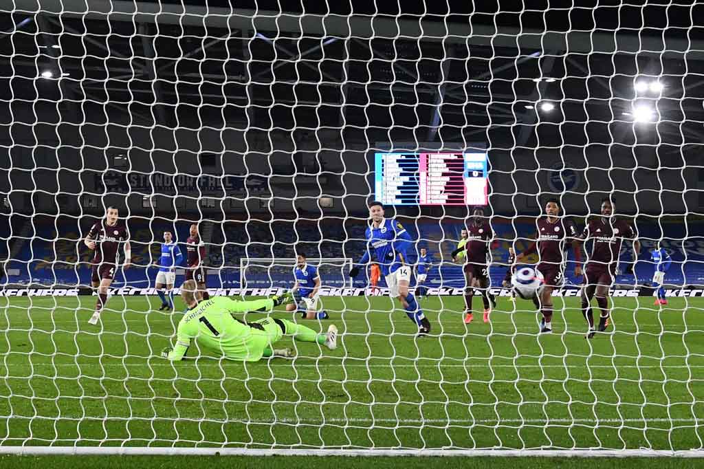 Brighton mengawali pertandingan dengan baik dan berhasil unggul terlebih dahulu pada menit ke-10 setelah Adam Lallana yang menerima umpan Neal Maypay dan menyelesaikannya dengan memperdaya kiper Kasper Schmeichel.