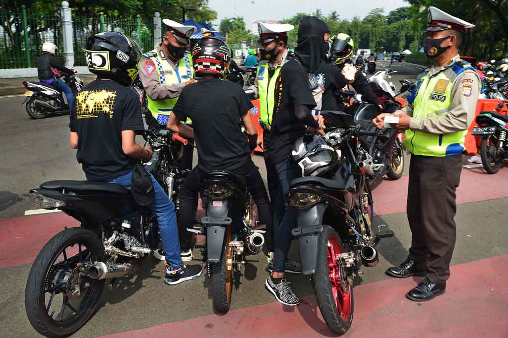 Polisi melakukan penindakan terhadap para pengendara kendaraan bermotor dengan knalpot bising di kawasan Gambir, Jakarta, Minggu, 7 Maret 2021. 