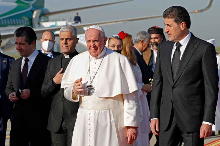 Paus Francis, dalam perjalanan bersejarahnya di Irak, hari ini mengunjungi komunitas Kristen yang sempat mengalami kebrutalan kelompok Negara Islam, sampai 'kekhalifahan' para jihadis itu dikalahkan tiga tahun lalu.
