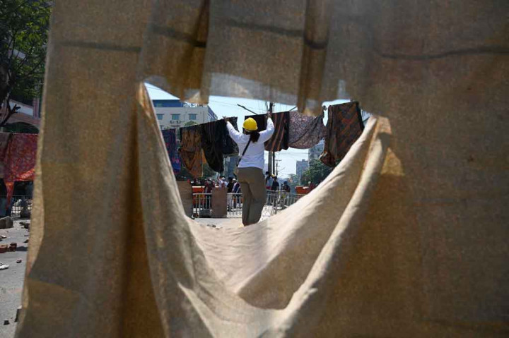 Secara tradisional, berjalan di bawah barang-barang yang digunakan untuk menutupi bagian pribadi perempuan bukan hanya nasib buruk, tetapi juga melemahkan kaum pria.