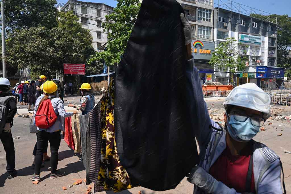 Dia menambahkan bahwa generasi muda Myanmar saat ini sudah tidak percaya lagi dengan mitos tersebut. Tetapi tidak bagi para tentara.