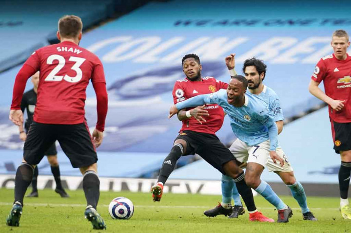 Pada menit ke-23, Raheem Sterling menjatuhkan diri di bawah tekanan Fren di dalam kotak penalti MU, tetapi wasit Anthony Taylor mengabaikan klaim penalti dan menyuruh penyerang timnas Inggris itu lekas bangkit berdiri. Keunggulan MU bertahan hingga turun minum.