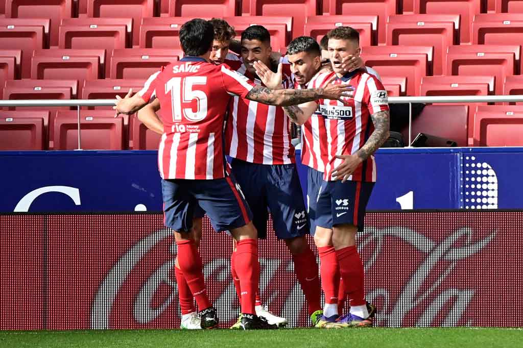 Atletico berusaha menekan Madrid sejak awal. Tak sia-sia, tim tuan rumah mampu unggul cepat pada menit ke-15 saat Luis Suarez bisa membobol gawang Thibaut Courtois setelah memanfaatkan umpan terobosan Marcos Llorente.