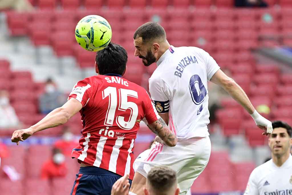 Terkejut dengan gol cepat, Madrid banyak menghadirkan tekanan yang dimotori oleh Karim Benzema, tetapi belum bisa menghasilkan gol. Atletico sendiri tak banyak menghadirkan ancaman ketika unggul. Hingga jeda, skor 1-0 tetap bertahan.