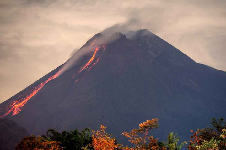 Gunung Merapi yang terletak di perbatasan Daerah Istimewa Yogyakarta dan Jawa Tengah, Senin, 8 Maret 2021 pagi, meluncurkan awan panas guguran dengan jarak luncur sejauh 1.300 meter ke arah barat daya.