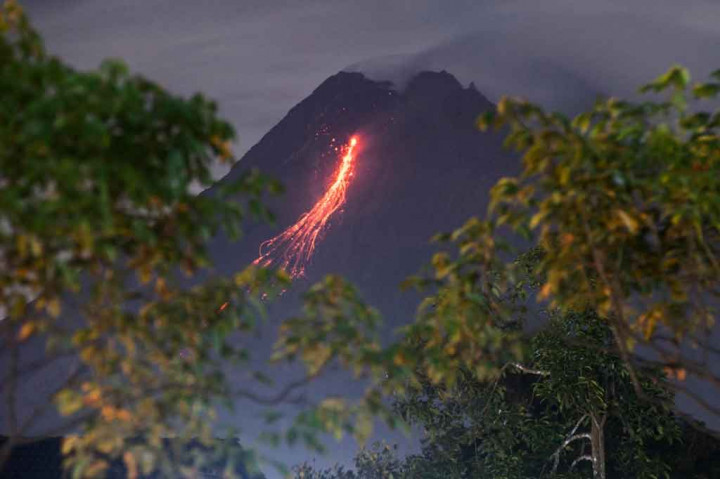 Kepala Balai Penyelidikan dan Pengembangan Teknologi Kebencanaan Geologi (BPPTKG) Hanik Humaida melalui keterangan resminya di Yogyakarta, Senin, menyebutkan awan panas guguran itu terjadi pada pukul 04.51 WIB. 