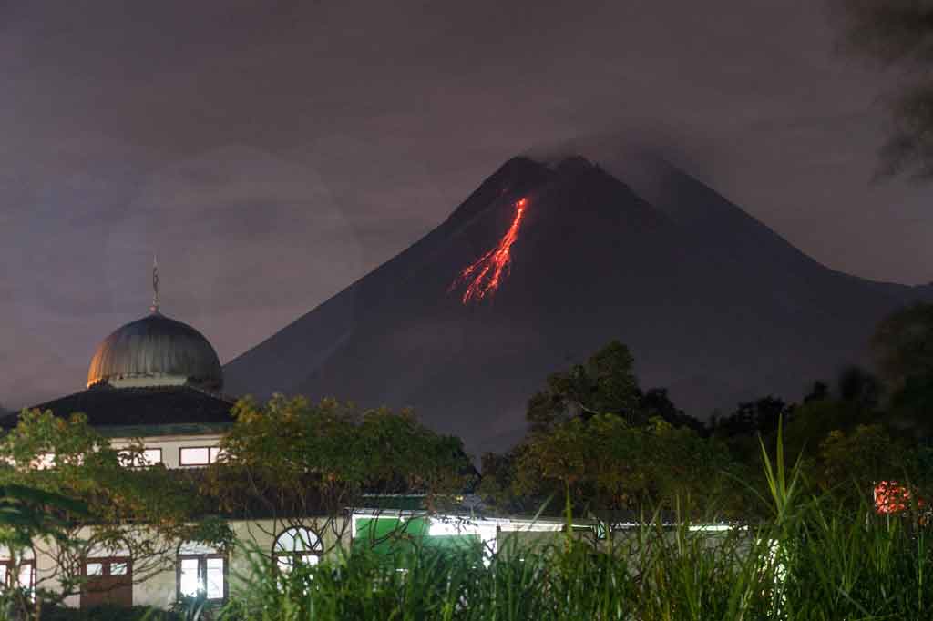 Pada periode pengamatan pukul 00.00 sampai 06.00 WIB, teramati pula 12 kali guguran lava pijar keluar dari Merapi dengan jarak luncur maksimal 800 meter ke arah barat daya. Merapi juga terdeteksi mengalami 51 gempa awan panas guguran dengan amplitudo 51 mm selama 115 detik, 32 kali gempa guguran dengan amplitudo 3-23 mm selama 13-99 detik, dan satu kali gempa embusan dengan amplitudo 8 mm selama 15 detik.