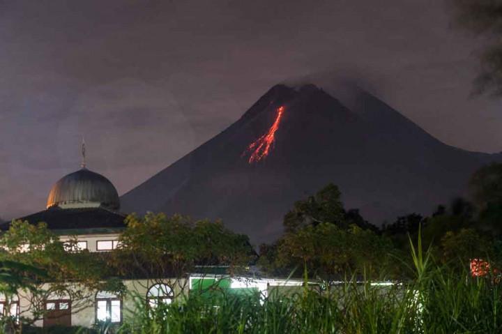 Pada periode pengamatan pukul 00.00 sampai 06.00 WIB, teramati pula 12 kali guguran lava pijar keluar dari Merapi dengan jarak luncur maksimal 800 meter ke arah barat daya. Merapi juga terdeteksi mengalami 51 gempa awan panas guguran dengan amplitudo 51 mm selama 115 detik, 32 kali gempa guguran dengan amplitudo 3-23 mm selama 13-99 detik, dan satu kali gempa embusan dengan amplitudo 8 mm selama 15 detik.
