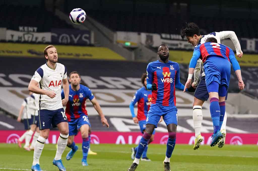 Tottenham bermain agresif sejak awal laga, dan Gareth Bale unjuk kebolehan melewati Patrick van Aanholt dan Eberechi Eze, sebelum mengirim umpan silang terukur ke arah Son Heung-min. Sayangnya sundulan penyerang Korea Selatan itu mengarah tepat ke pelukan kiper Vicente Guaita.