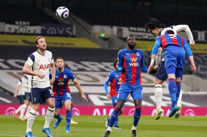 Tottenham bermain agresif sejak awal laga, dan Gareth Bale unjuk kebolehan melewati Patrick van Aanholt dan Eberechi Eze, sebelum mengirim umpan silang terukur ke arah Son Heung-min. Sayangnya sundulan penyerang Korea Selatan itu mengarah tepat ke pelukan kiper Vicente Guaita.