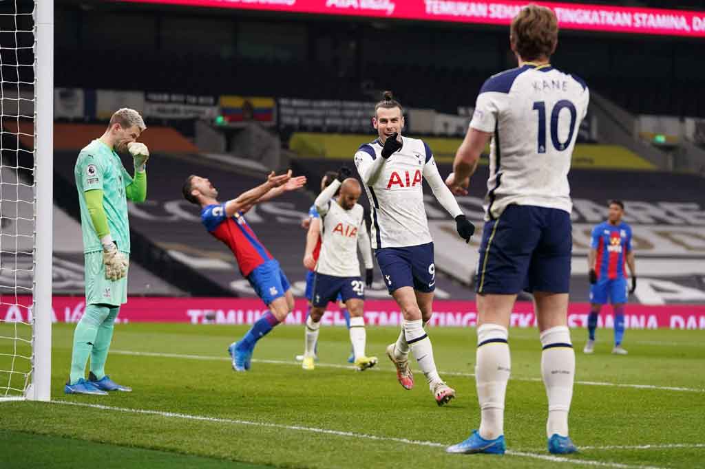 Tim besutan Jose Mourinho akhirnya berhasil membuka keunggulan pada menit ke-25 lewat Bale yang menyarangkan bola ke gawang tak bertuan, setelah Guaita sudah terlanjur terpancing menutupi ruang tembak Harry Kane.