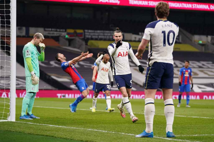 Tim besutan Jose Mourinho akhirnya berhasil membuka keunggulan pada menit ke-25 lewat Bale yang menyarangkan bola ke gawang tak bertuan, setelah Guaita sudah terlanjur terpancing menutupi ruang tembak Harry Kane.