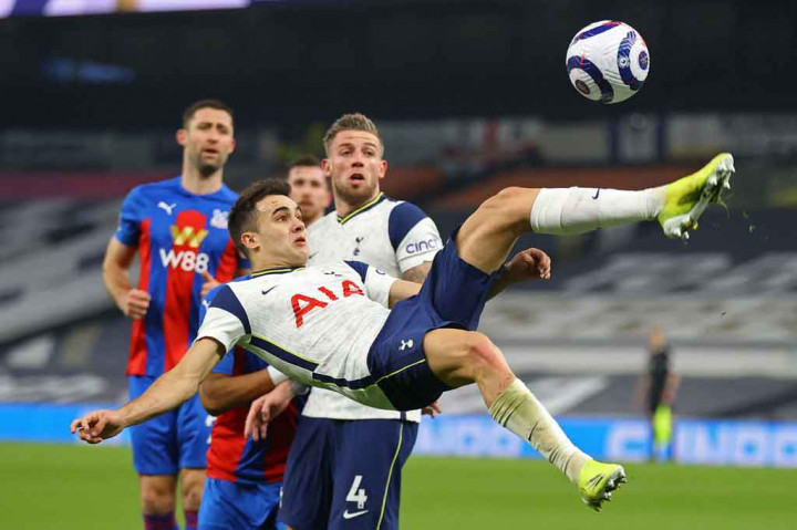 Keunggulan itu hampir digandakan pada menit ke-38 saat umpan silang Bale disambut tembakan voli Sergio Reguilon. Namun sayangnya bola masih melenceng tipis dari sasaran.