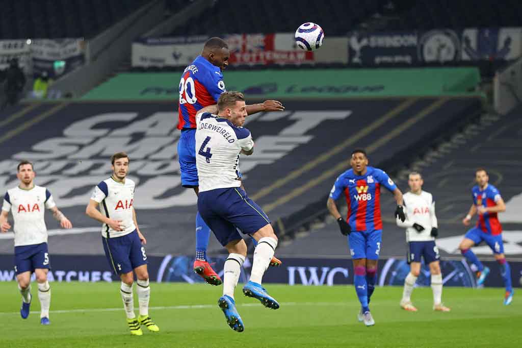 Pada menit pertama injury time babak pertama, Palace justru berhasil menyamakan kedudukan lewat tandukan Christian Benteke menyambut umpan silang Luka Milivojevic.