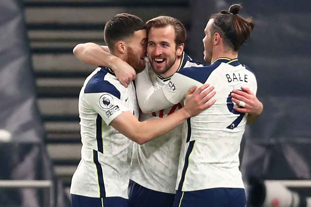 Lantas pada menit ke-52 giliran Kane yang menjebol gawang Palace lewat tembakan sentuhan pertamanya menyelesaikan umpan kiriman Matt Doherty demi menambah keunggulan Tottenham jadi 3-1.