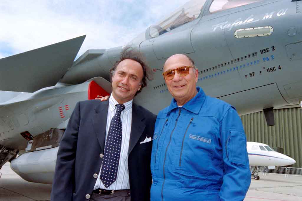 Dassault, 69, dan ayah tiga anak meninggal sekitar pukul 18.00 (1700 GMT) saat helikopter yang dia tumpangi jatuh di dekat resor pantai kelas atas Deauville di Prancis utara, kata sumber parlemen dan penyelidikan.