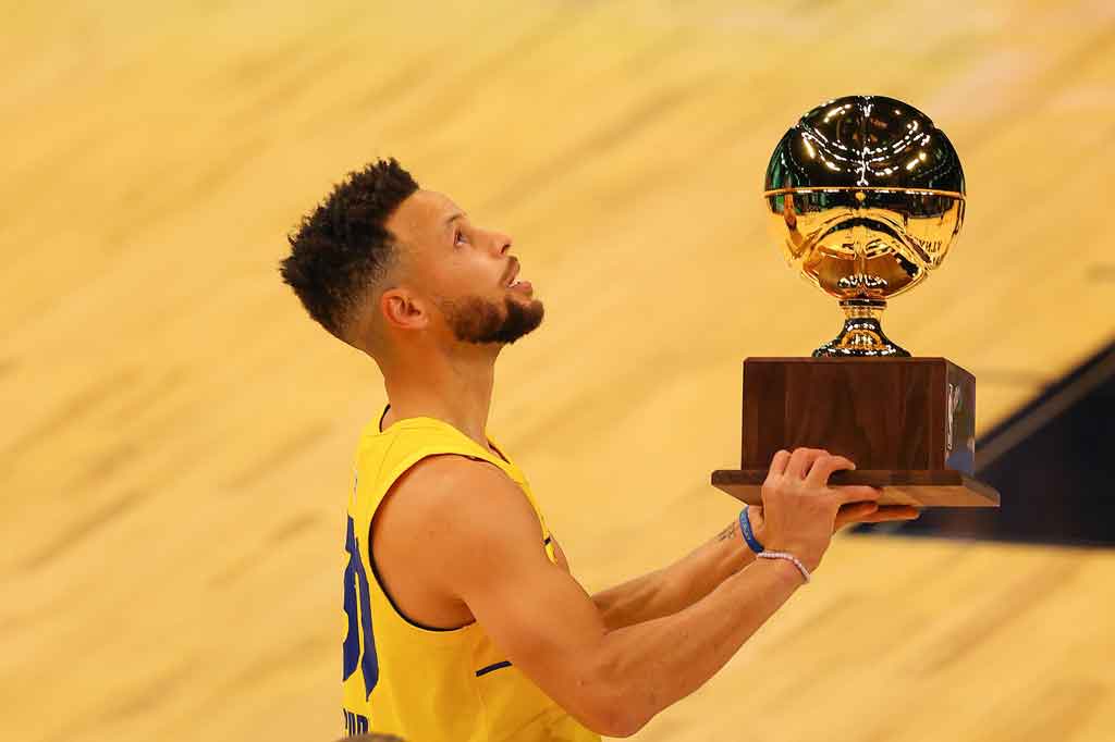 Bintang Golden State Warriors Stephen Curry mengangkat trofi yang baru saja dia raih usai memenangi kontes 3 poin NBA All-Star, di State Farm Arena, Atlanta, Amerika Serikat, Senin, 8 Maret 2021 WIB.