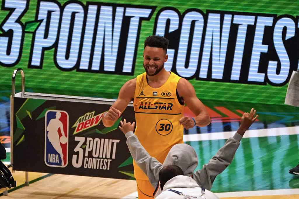 Terlepas dari dominasinya dalam lemparan jarak jauh, Curry hanya sekali memenangkan kontes tiga poin sebelumnya, yaitu pada 2015 silam.