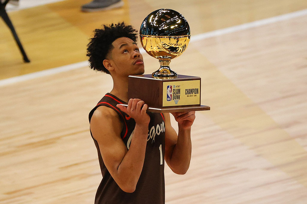 Guard Portland Trail Blazer Anfernee Simons berhasil memenangi kontes slam dunk pada Senin, 8 Maret 2021 WIB. Dia menjadi pebasket Trail Blazer pertama yang memenangi kompetisi terbang tinggi yang merupakan merupakan bagian dari perayaan tahunan NBA All-Star tersebut.  