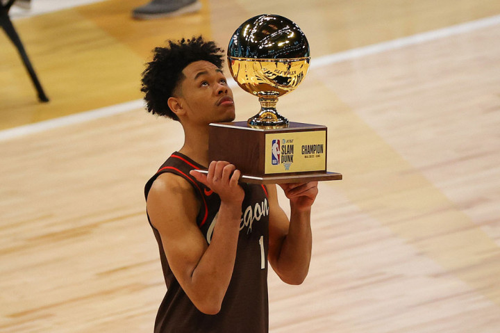 Guard Portland Trail Blazer Anfernee Simons berhasil memenangi kontes slam dunk pada Senin, 8 Maret 2021 WIB. Dia menjadi pebasket Trail Blazer pertama yang memenangi kompetisi terbang tinggi yang merupakan merupakan bagian dari perayaan tahunan NBA All-Star tersebut.  