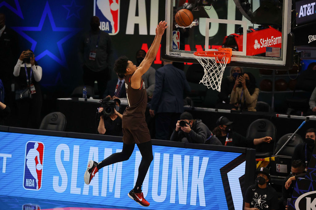 Pada satu-satunya dunk di putaran terakhirnya, Simons melompat untuk mengambil bola yang memantul tinggi dan melakukan dunk satu tangan, mencondongkan wajahnya ke arah keranjang seolah akan menciumnya saat turun.